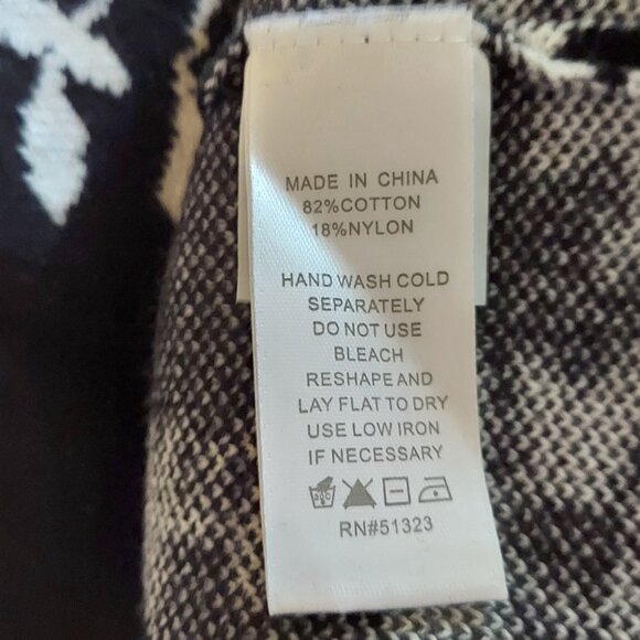 Black & White Flowered Lightweight Short-Sleeved Flared Sweater - Picture 4 of 5